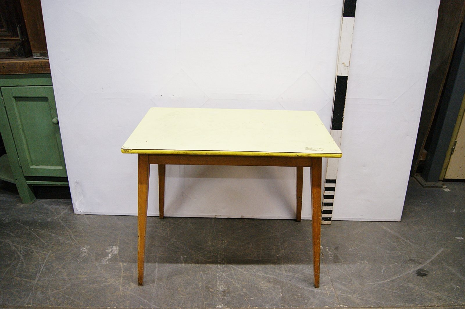 1180026 Yellow Formica Top Kitchen Table ( H 73cm x 91 x 61