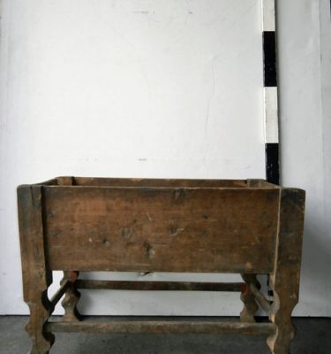 8000095 Old Wooden Feeding Tray ( 73cm x 107 x 53 )