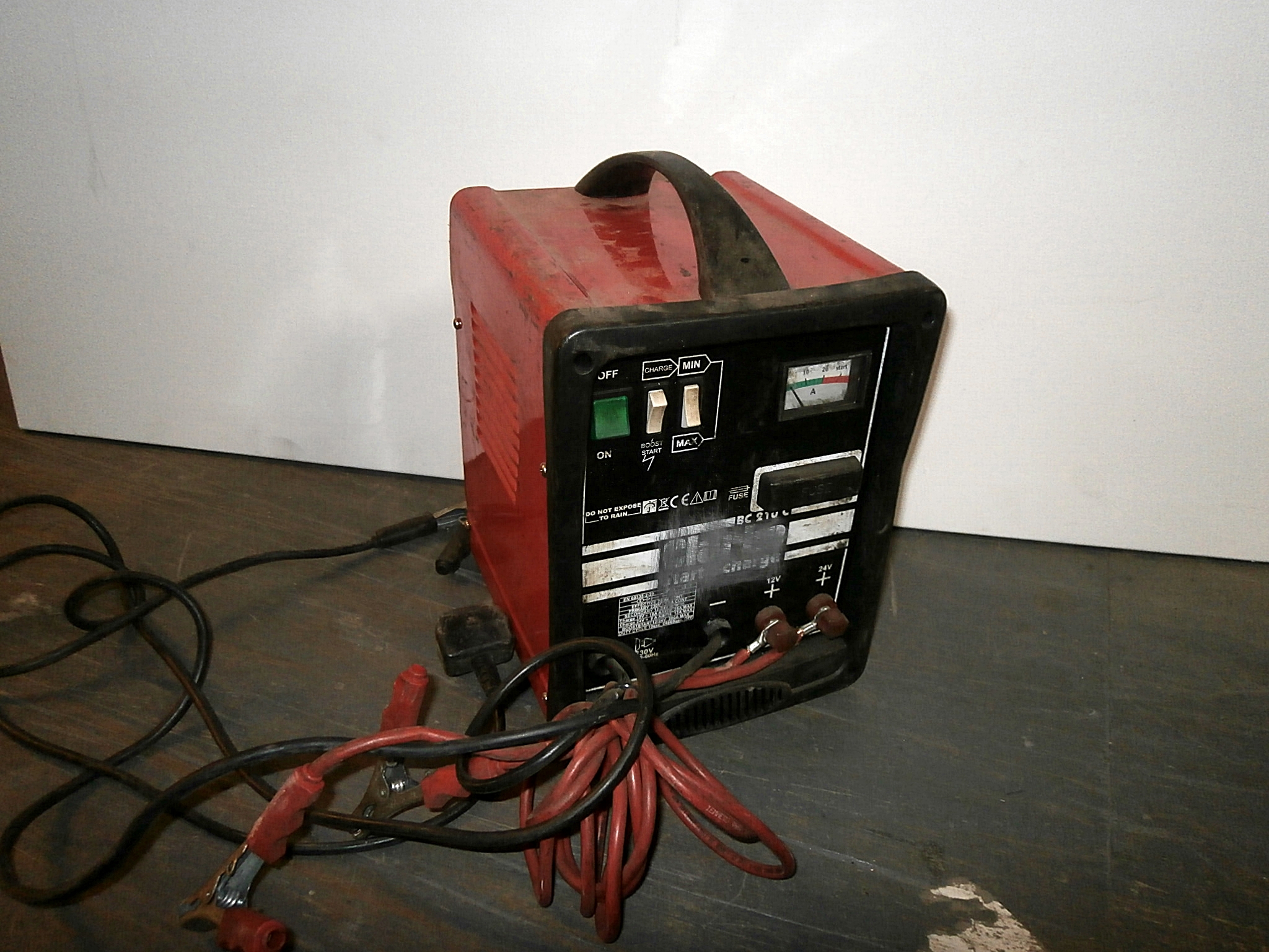0310132 Clarke Engine Starter And Battery Charger ( H 33cm x 22 x 23