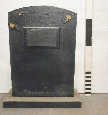 1161288 MDF Gravestone Lord W'Ruff Traitor ( H 102cm x 81 x 31 )