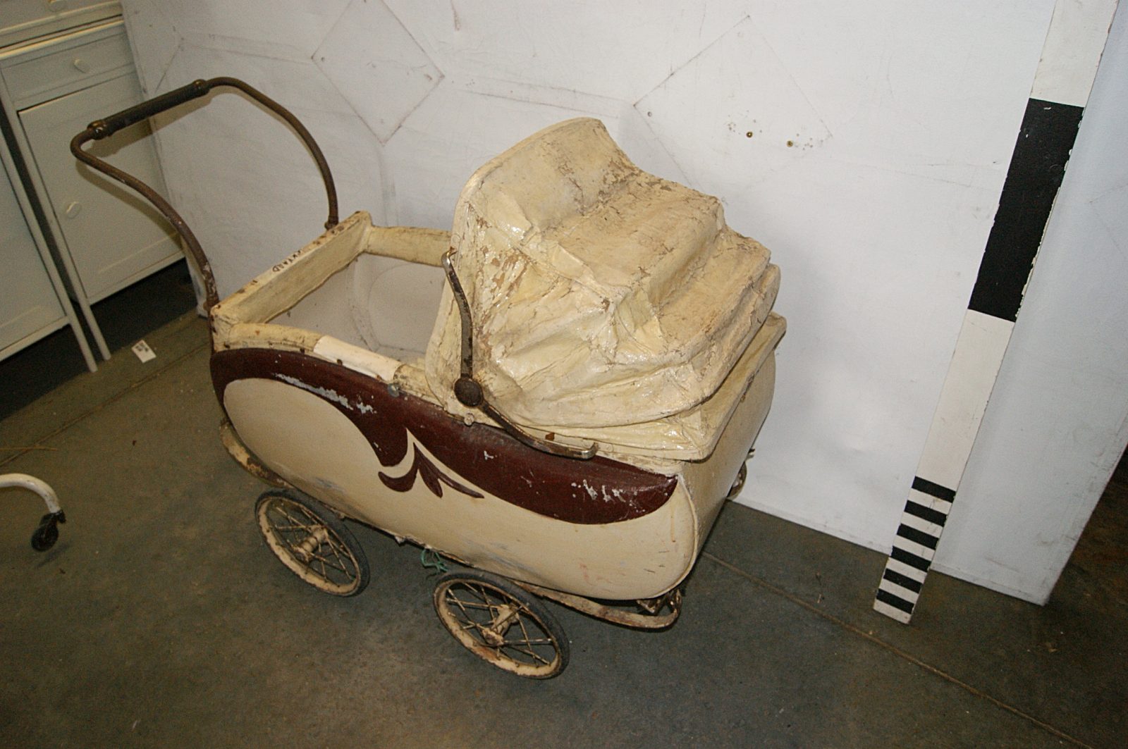 0021234 Distressed Period Low Pram ( H 84cm x 115 x 48 ) – Stockyard ...