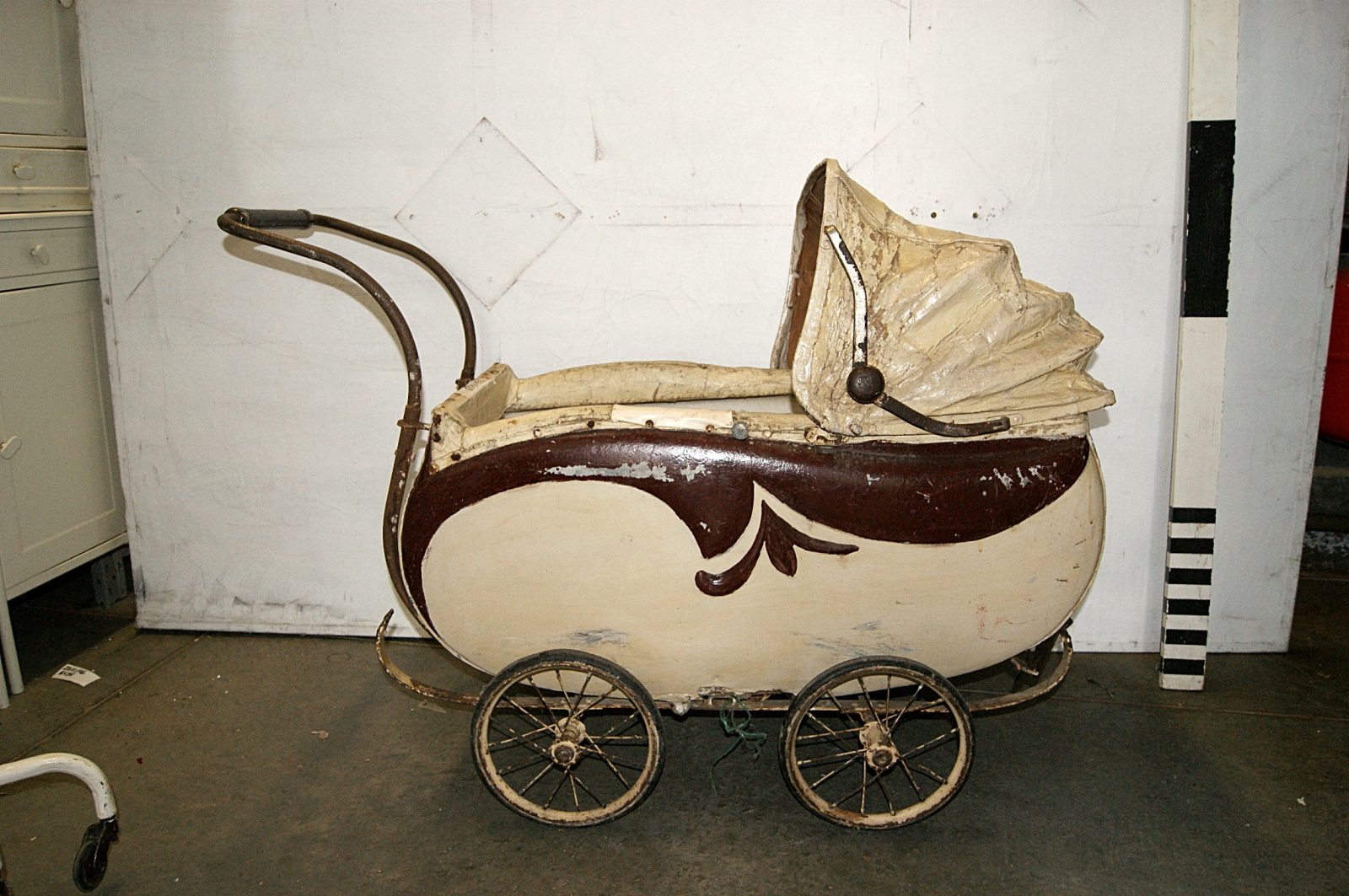 0021234 Distressed Period Low Pram ( H 84cm x 115 x 48 ) – Stockyard ...