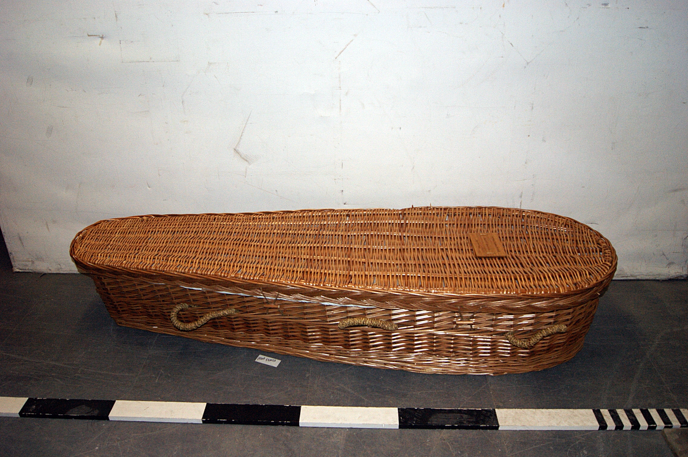 0027086 Wicker Coffin ( H 38cm x 194 x 60 ) Stockyard Prop and