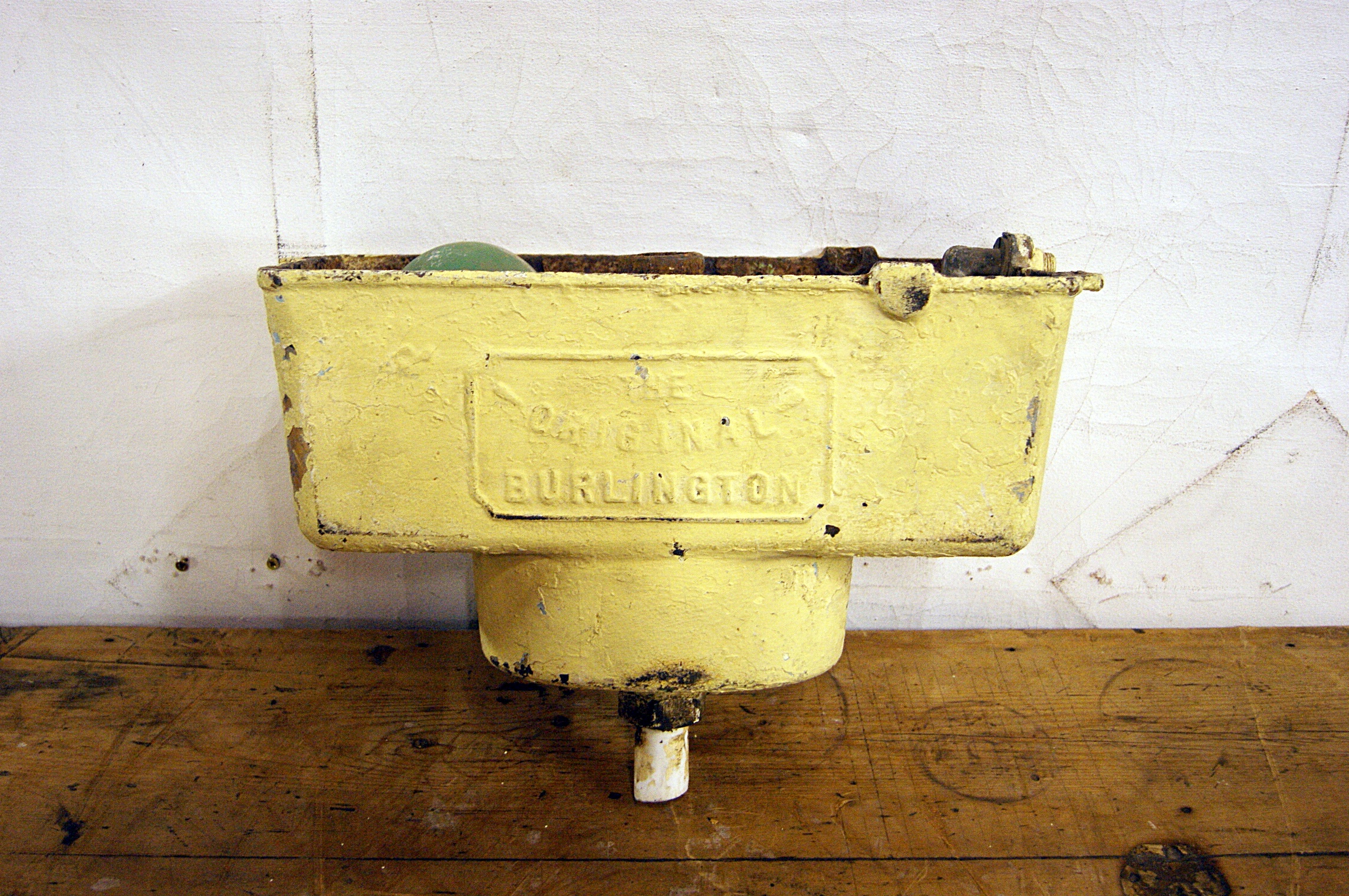 0055066 Vintage Iron Toilet Cistern H 34cm X 51 X 23 Stockyard Prop And Backdrop Hire