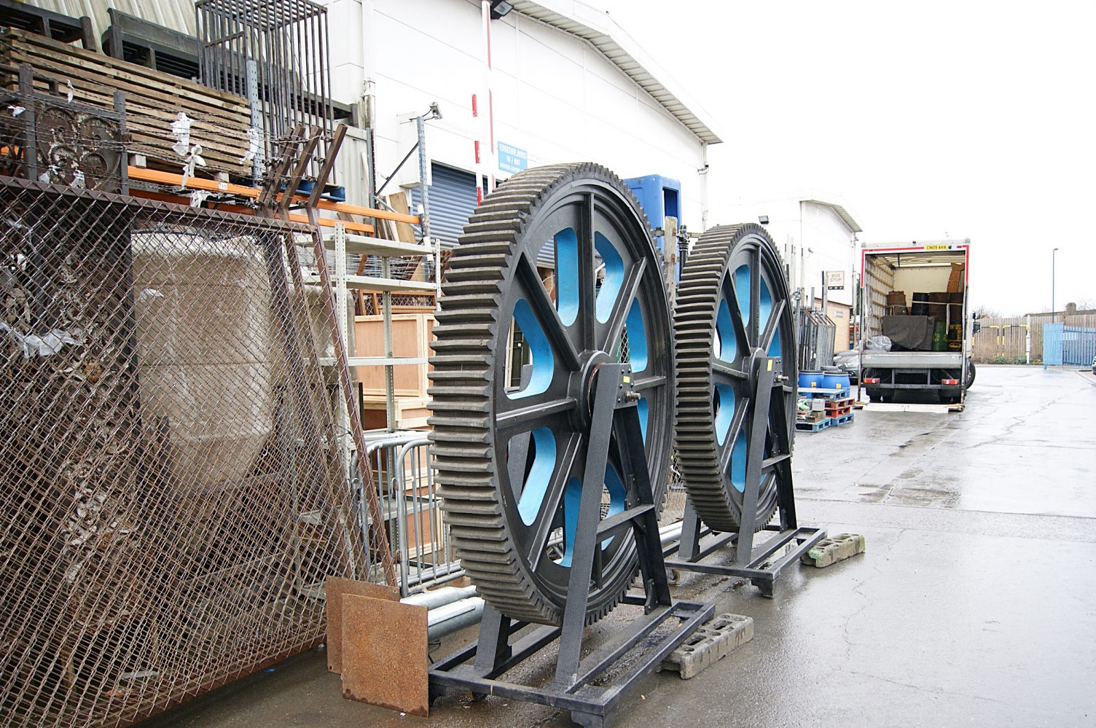 2911017 Extra Large Cog With Stand ( H 248cm x 218 x 91 ) x 2 off