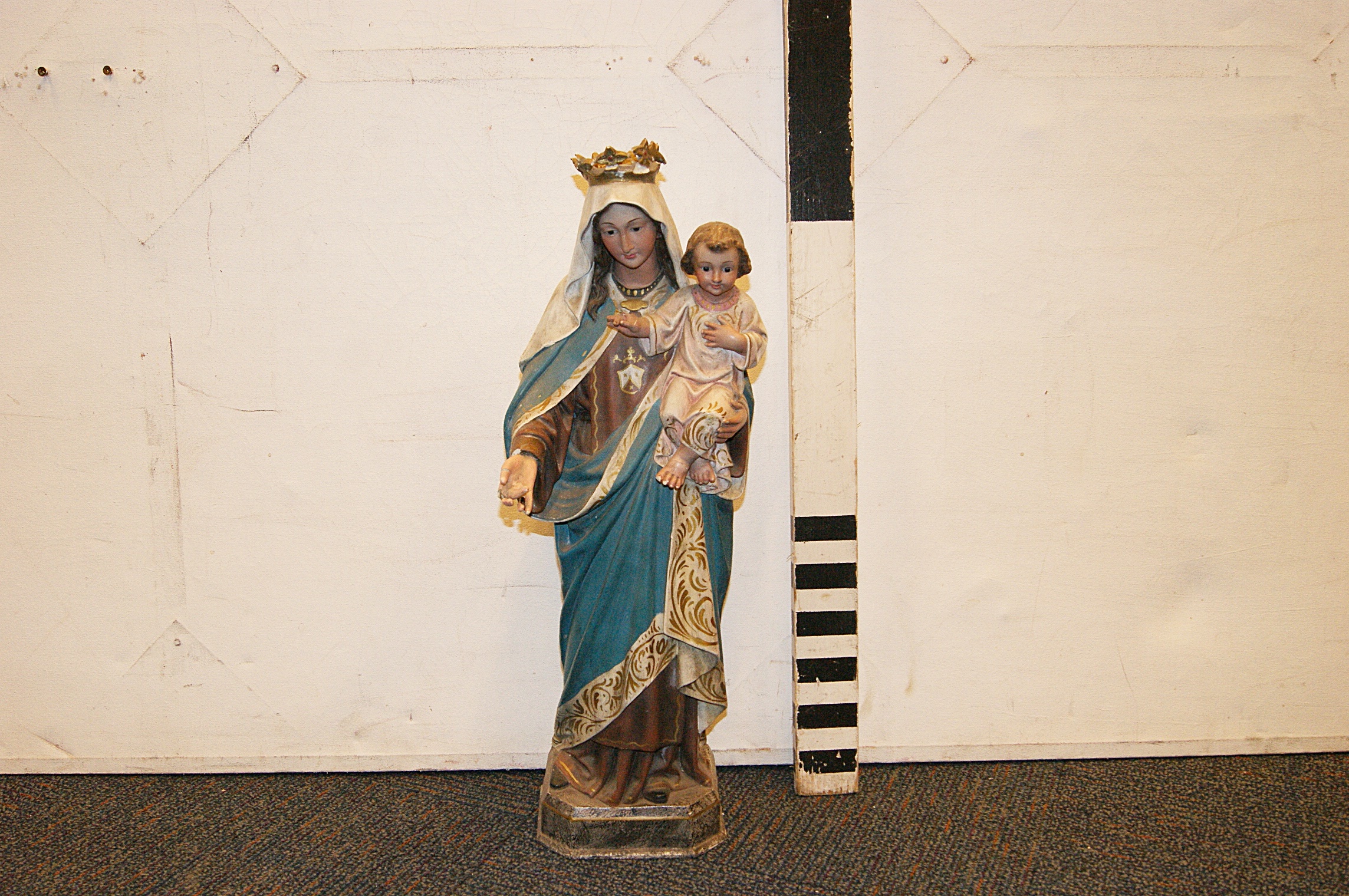 0028154 Statue Of Mary Holding Baby Jesus Plaster H 69cm Stockyard Prop And Backdrop Hire