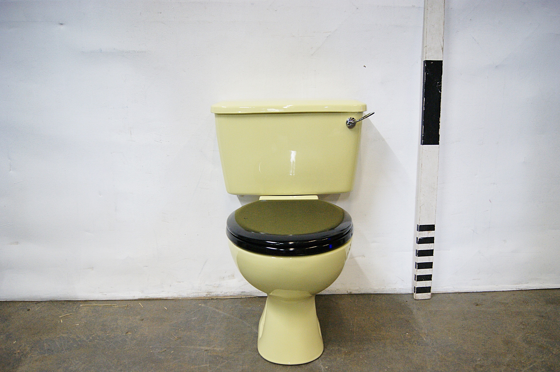 0055077 Toilet With Cistern / Yellow Ceramic ( H 75cm x 53 x 67 ) x 2 ...