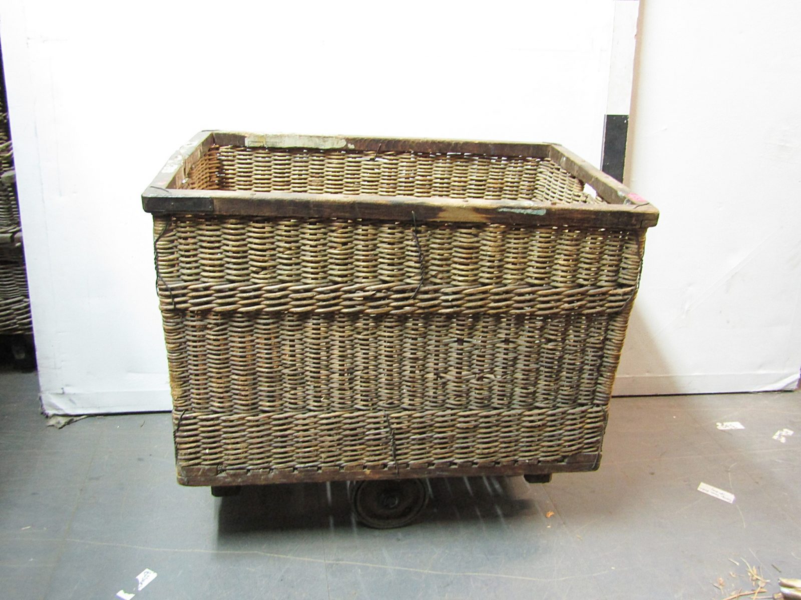 0410089 Large Wicker Basket On Wheels / Trolley ( H 85cm x 98 x 69 ) x