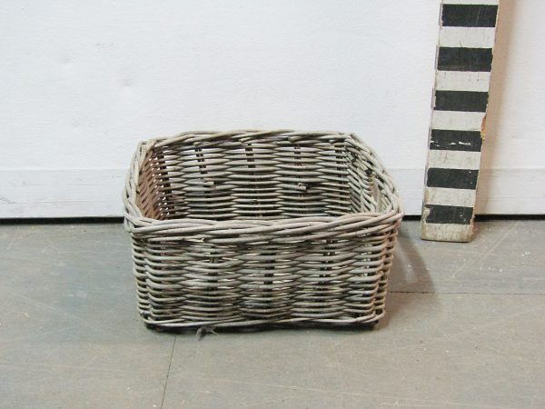 0410187 Small Wicker Basket ( H 14cm x 30 x 27 ) x 1 off