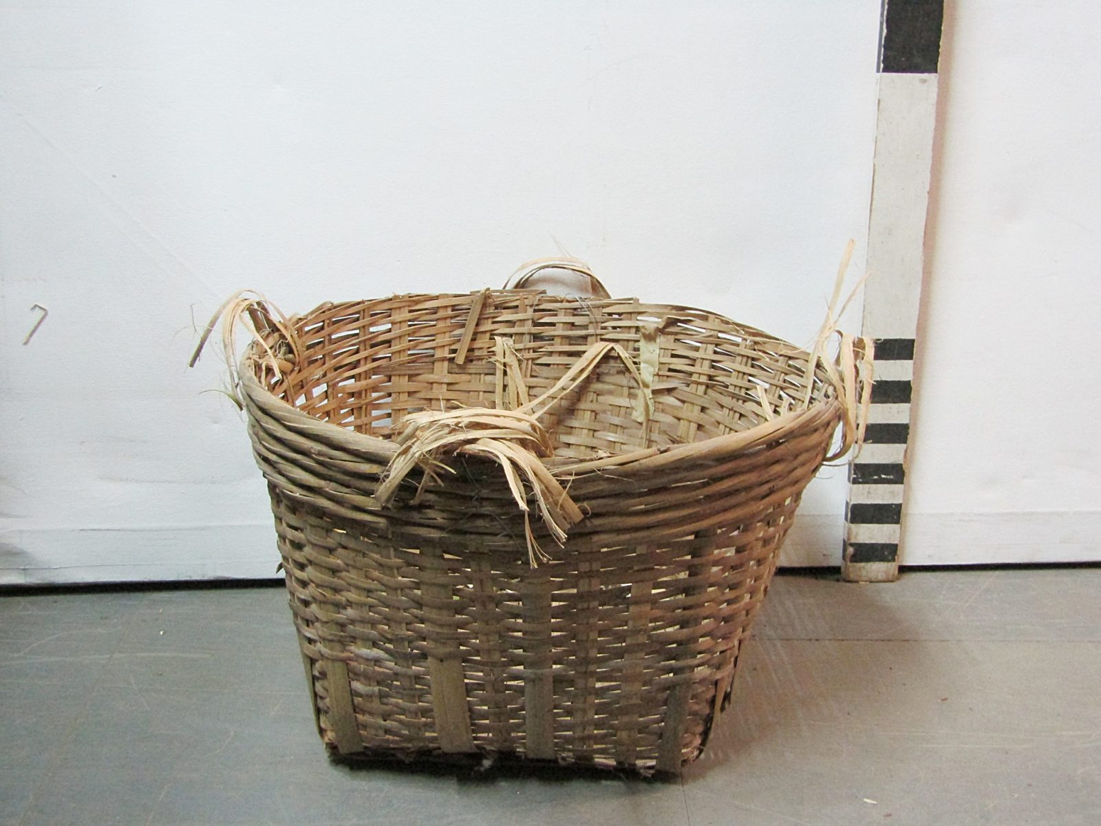 0410227 Round Top Basket ( H 38cm x Dia 57 ) x 2 off Stockyard Prop