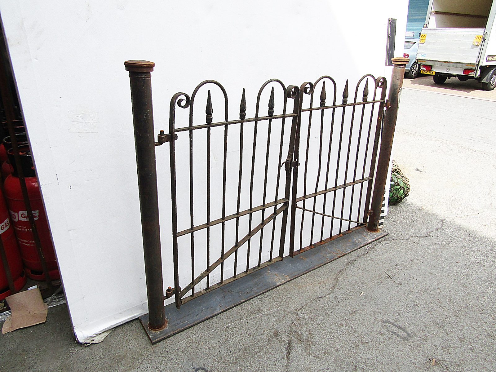 0430096 Small Iron Gate ( H 126cm x 182 ) x 1 pair Stockyard Prop and