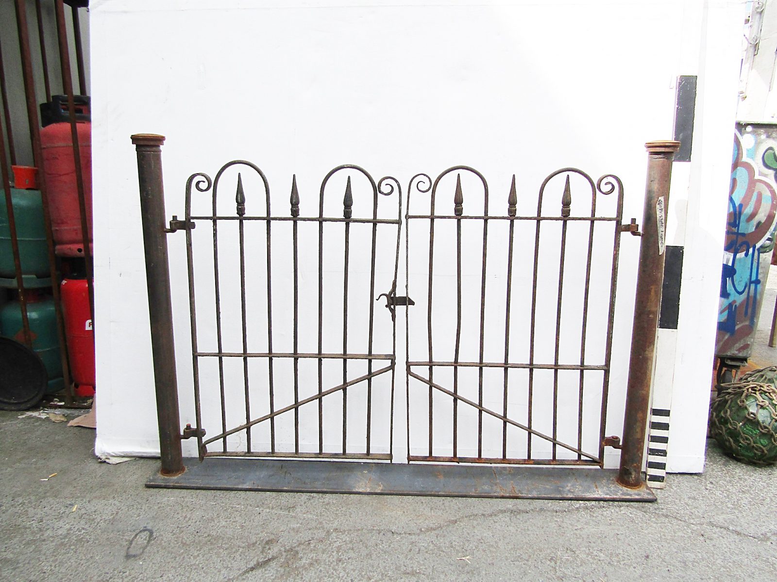 0430096 Small Iron Gate ( H 126cm x 182 ) x 1 pair Stockyard Prop and