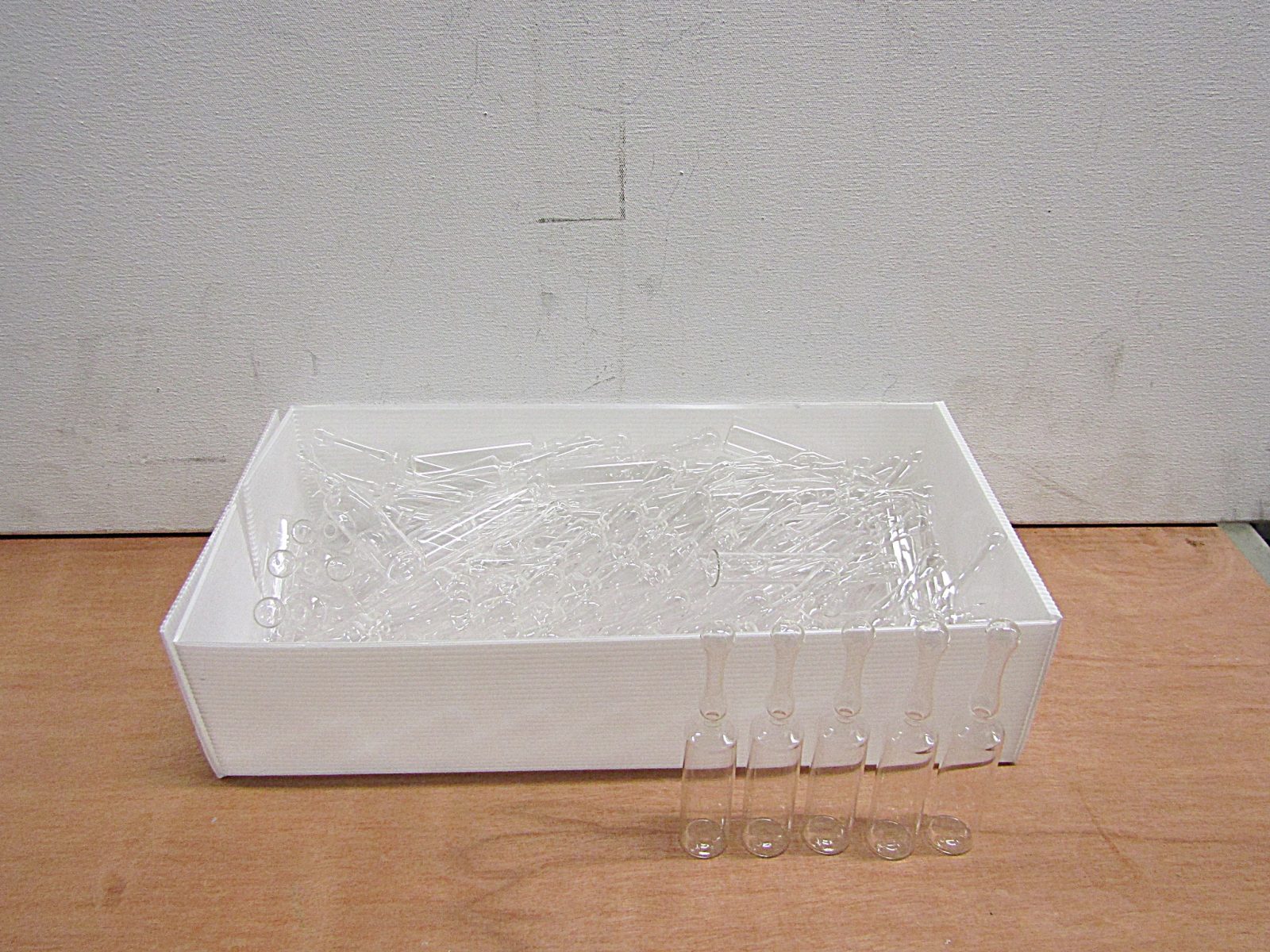 0064124 Small Box Of Glass Medicine Vials ( H 10cm x 40 x 20 ) x 1 Off