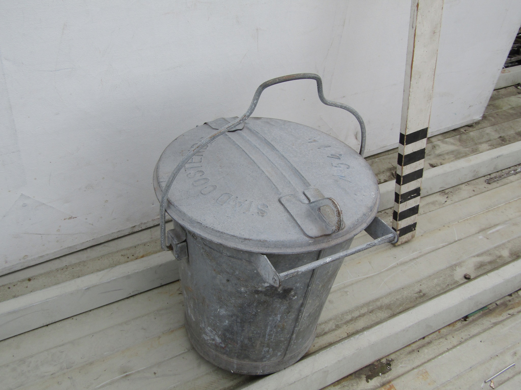 0014243 Small Galvanized Waste Bin With Lid ( H 42 cm x Dia 31 ) x 1