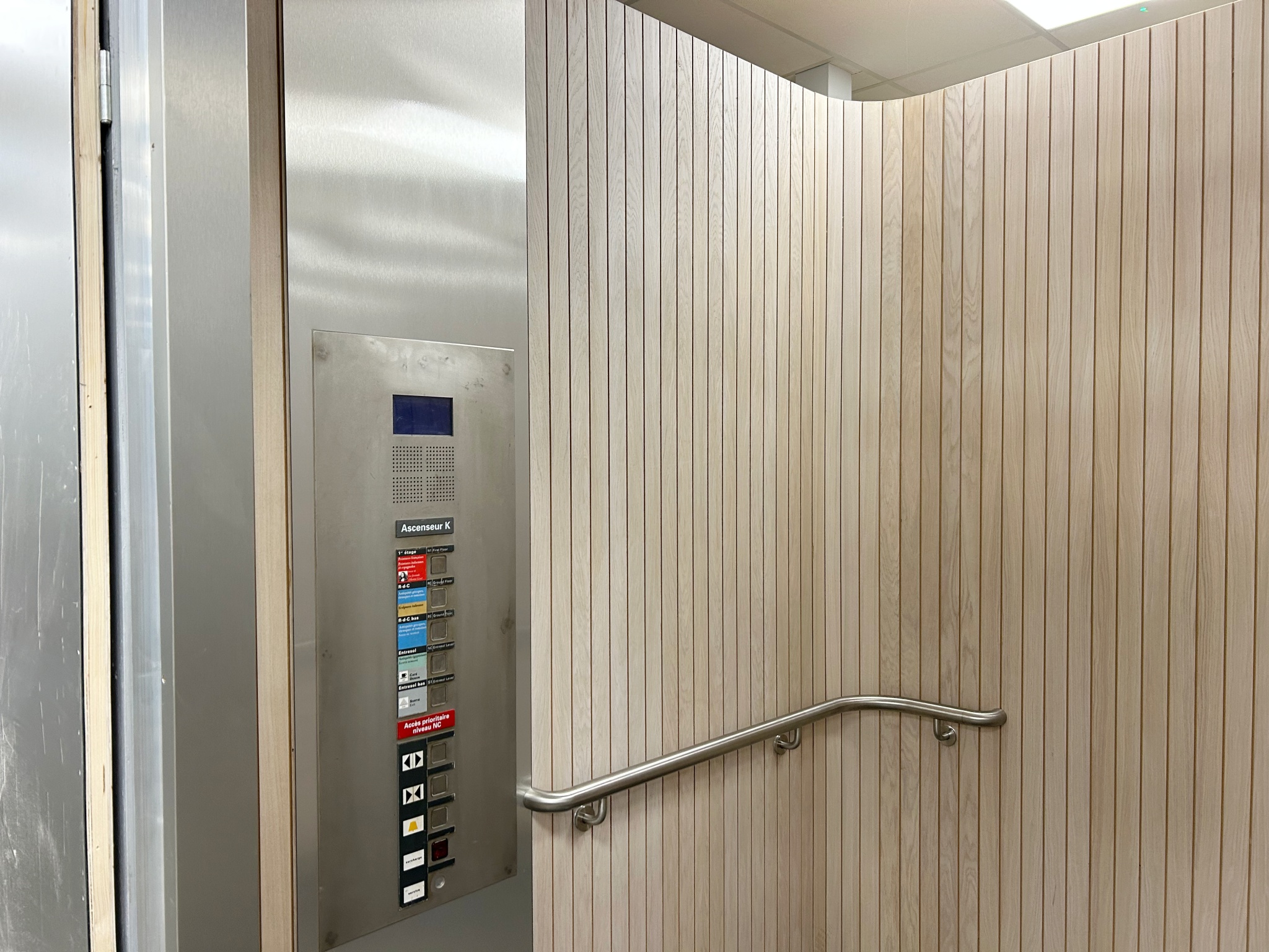 0067106 Modern Lift Interior Set / Wood Panel And Stainless Steel Detailing ( H 257 cm x 224 x 224 ) x 1 off - Image 3