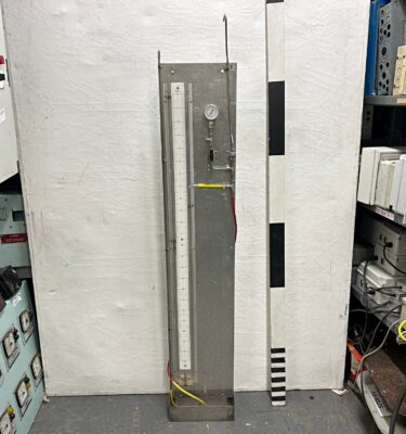 0314015 Freestanding Pressure Gauge Unit ( H 175 cm x 31 x 21 ) x 1 off