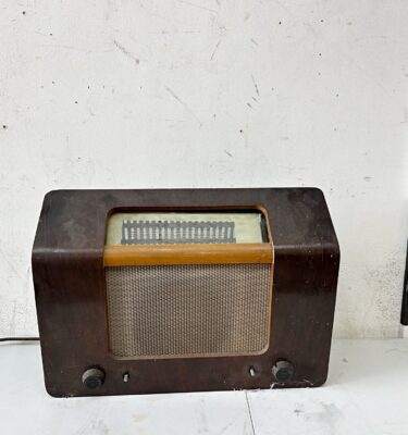 8200048 Vintage Bakelite Table Radio ( H 37 cm x 55 x 18 ) x 1 off