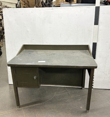 9110058 Metal Industrial Desk / Workbench ( H 89 cm x 120 x 70 ) x 1 off